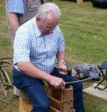 Gast des H&ouml;hend&ouml;rfer-Festes beim Sense-Dengeln
